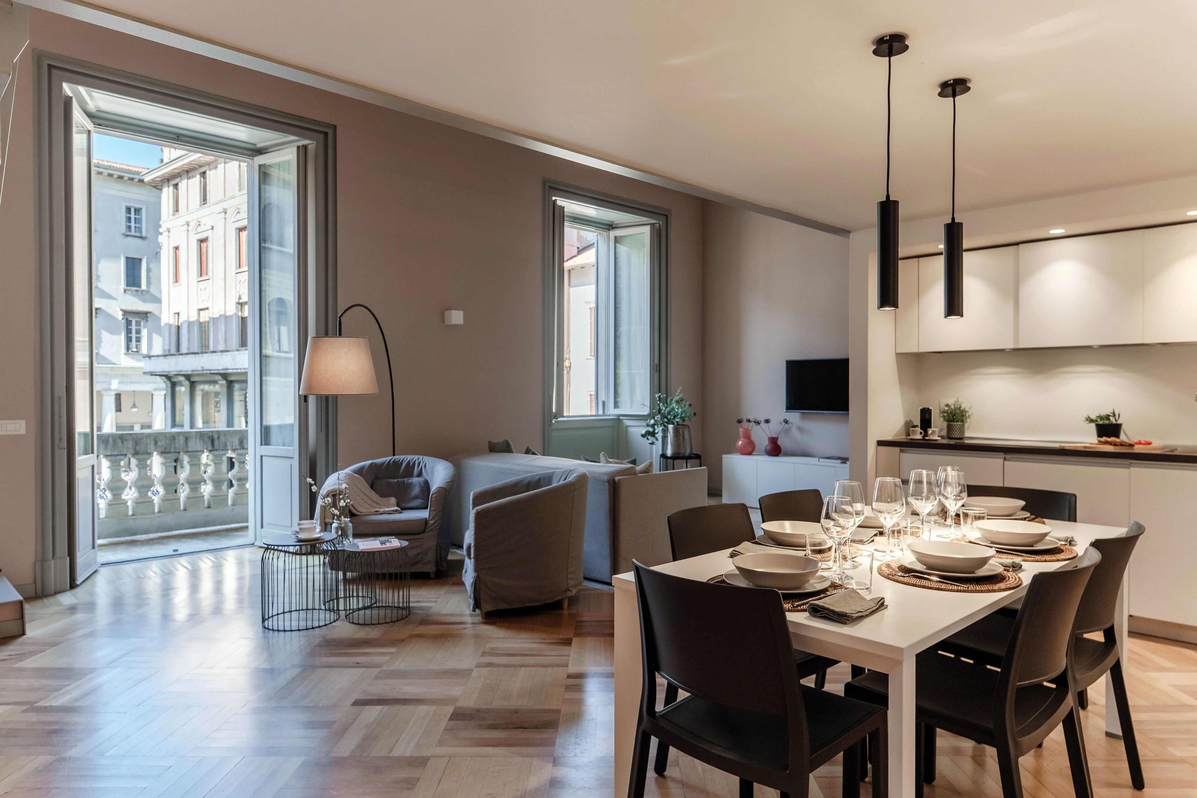 Appartamento, balcone | Area soggiorno | TV a schermo piatto 30 pollici con canali digitali