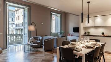 Appartamento, balcone | Area soggiorno | TV a schermo piatto 30 pollici con canali digitali