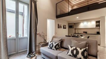 Appartamento, balcone | Area soggiorno | TV a schermo piatto 30 pollici con canali digitali