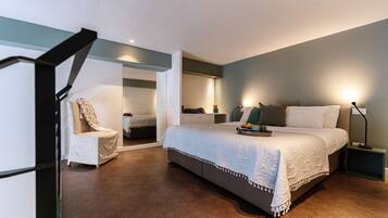 Appartement, balcon | Literie de qualité, couette en duvet, fer et planche à repasser