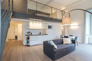 Leilighet, balkong | Oppholdsområde | En 30-tommers Flatskjerm-TV med digitale kanaler