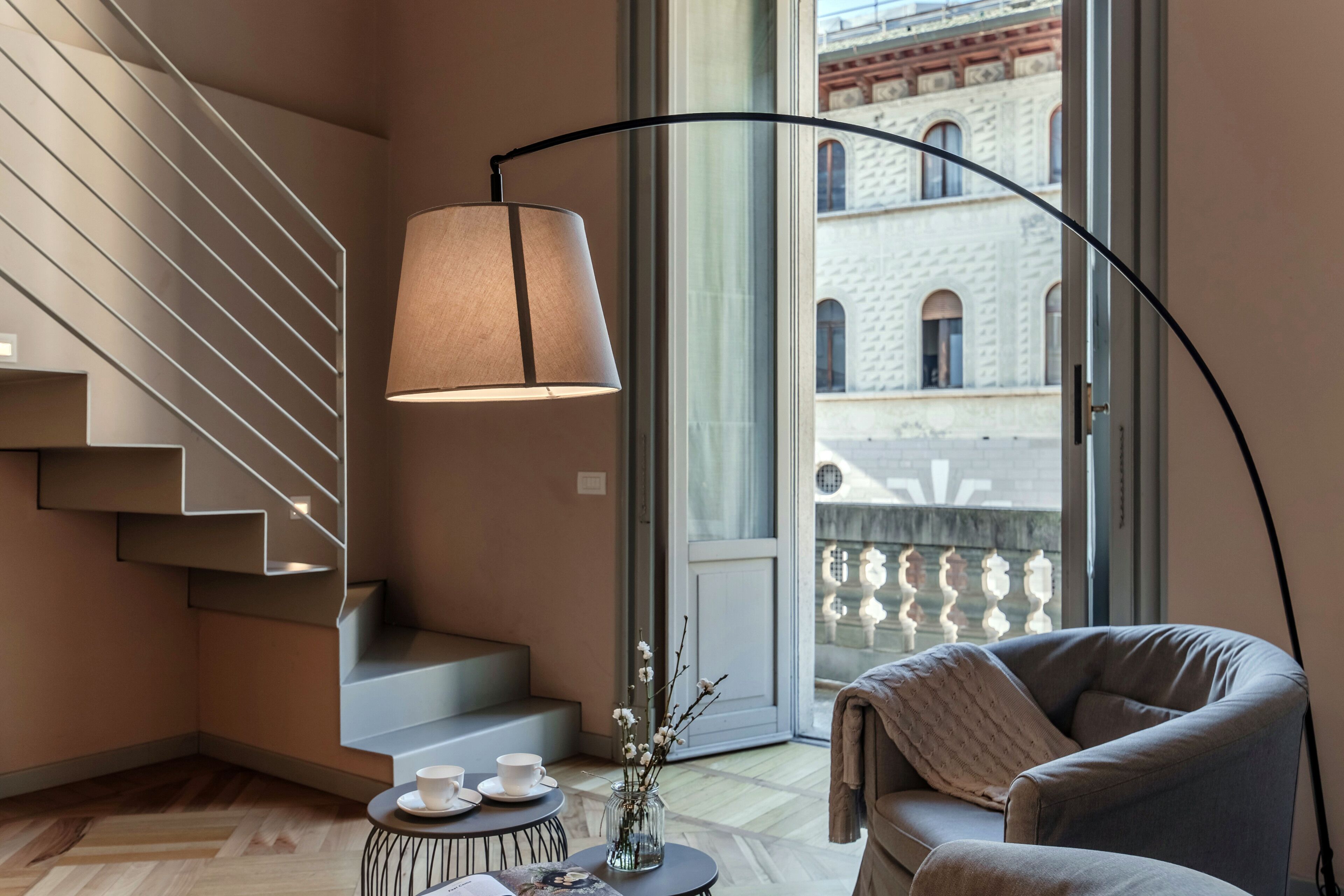 Appartamento, balcone | Area soggiorno | TV a schermo piatto 30 pollici con canali digitali