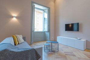 En 30-tommers Flatskjerm-TV med digitale kanaler