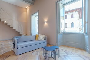 En 30-tommers Flatskjerm-TV med digitale kanaler