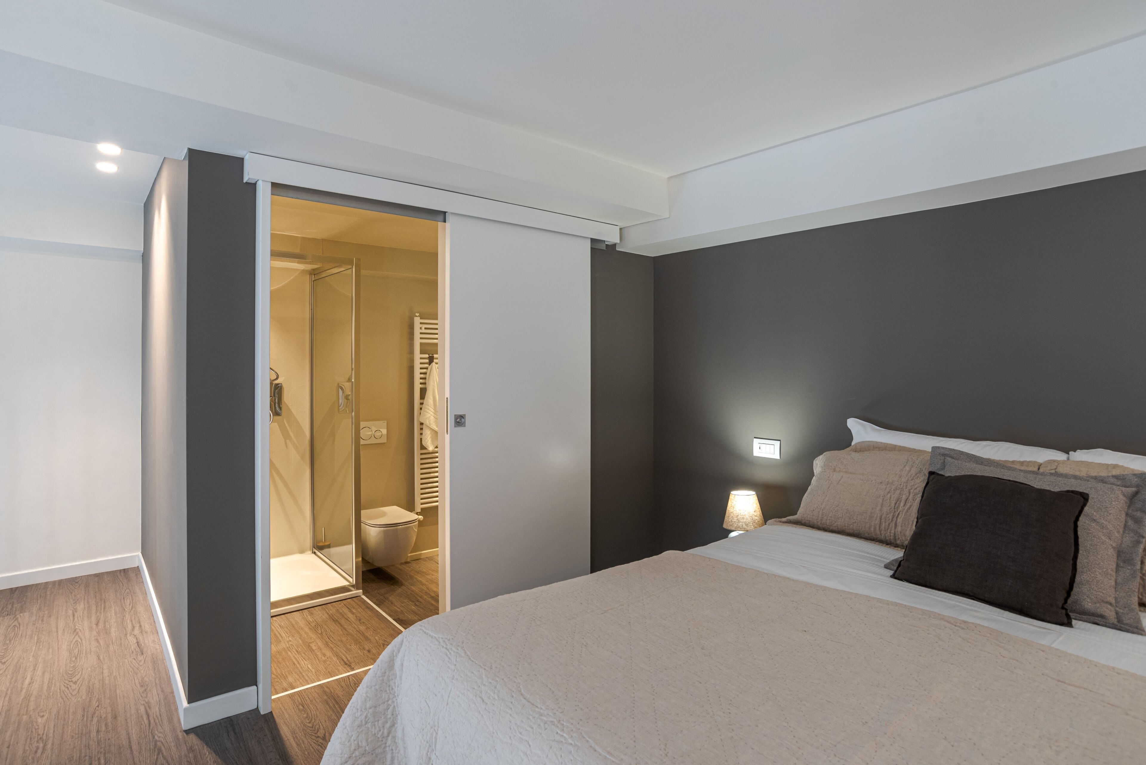 أغطية فراش متميزة وألحفة محشوة بالريش ومكواة/لوح كي وأسرّة أطفال/رضّع