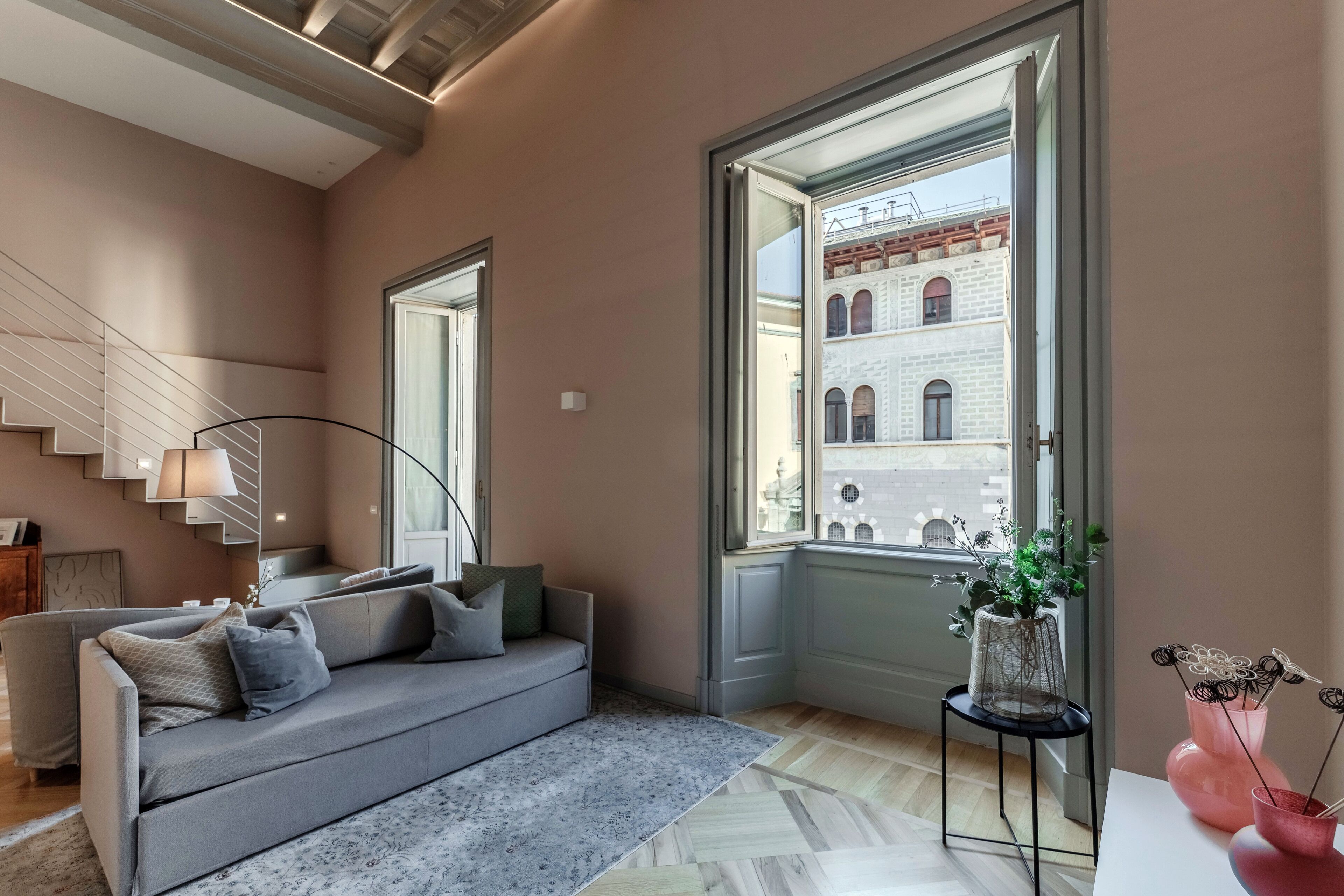 Appartamento, balcone | Area soggiorno | TV a schermo piatto 30 pollici con canali digitali