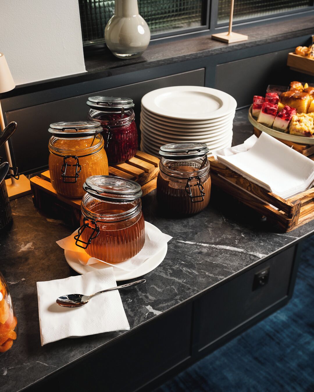 Ein reichhaltiges Frühstücksbuffet mit verschiedenen Speisen und Beilagen.