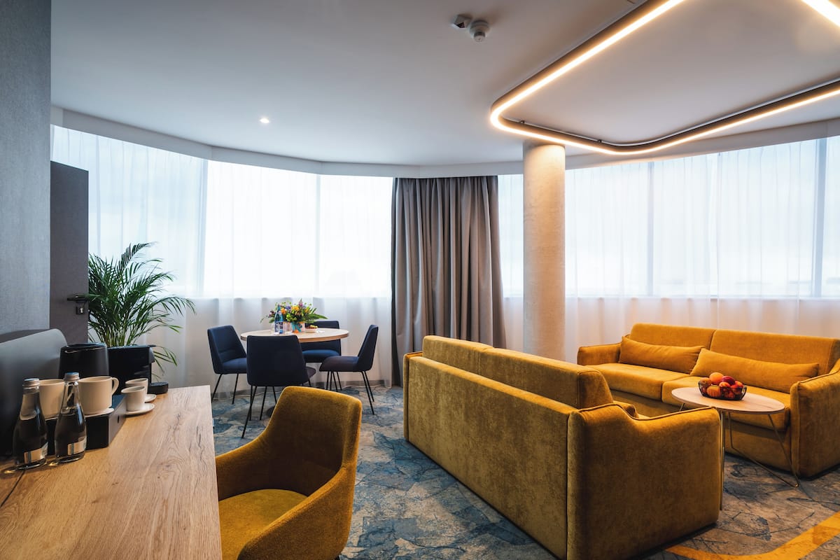 Family Suite | Desk, laptop workspace, blackout drapes, soundproofing