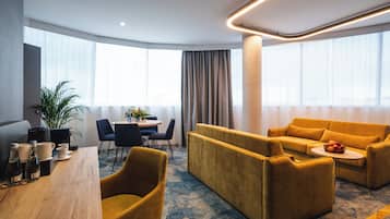 Family Suite | Desk, laptop workspace, blackout drapes, soundproofing