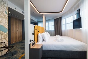 Een bureau, een laptopwerkplek, verduisterende gordijnen