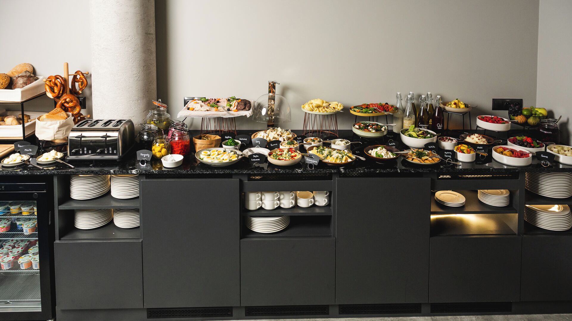 Un buffet proposant une variété de plats et de boissons.