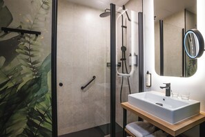淋浴设施、拖鞋、毛巾、肥皂