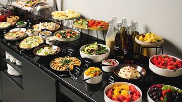 Daily buffet breakfast (PLN 80 per person)