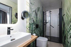 Shower, slippers, towels, soap - Focus Hotel Premium Wrocław (Wroclaw)