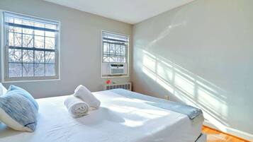 2 slaapkamers, een bureau, een strijkplank/strijkijzer, wifi