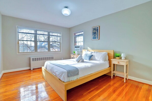 2 bedrooms, desk, iron/ironing board, WiFi