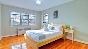 2 bedrooms, desk, iron/ironing board, WiFi