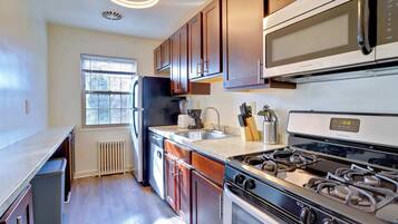 Een koelkast, een magnetron, een oven, een kookplaat