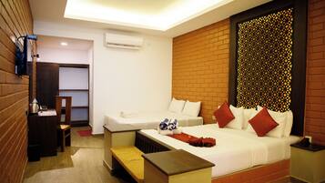 Deluxe Triple Room | Desk, soundproofing, iron/ironing board, free WiFi