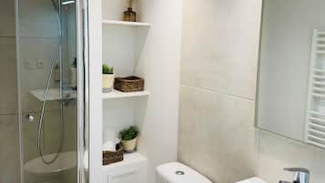 Douche, sèche-cheveux, serviettes fournies, savon