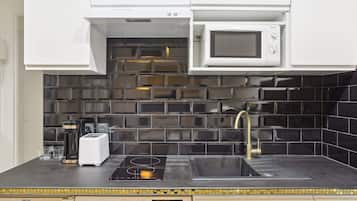 Fridge, microwave, stovetop, coffee/tea maker