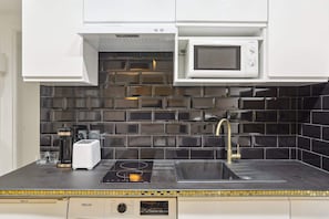 Kühlschrank, Mikrowelle, Herdplatte, Wasserkocher mit Kaffee-/Teezubehör