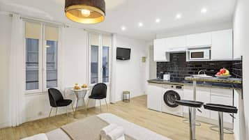 Kühlschrank, Mikrowelle, Herdplatte, Wasserkocher mit Kaffee-/Teezubehör