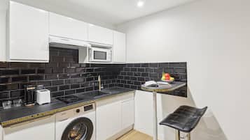 Kühlschrank, Mikrowelle, Herdplatte, Wasserkocher mit Kaffee-/Teezubehör