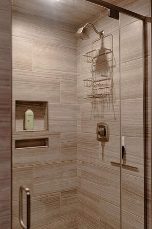 Dusche, Handtücher, Shampoo