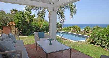 Kürzlich renovierte Villa mit Blick auf die Küste von Atlanterra, für 8 Personen.