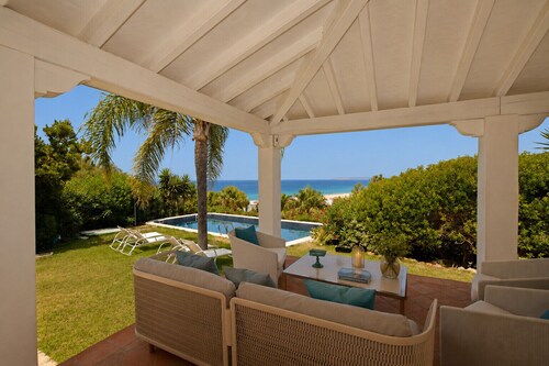Kürzlich renovierte Villa mit Blick auf die Küste von Atlanterra, für 8 Personen.