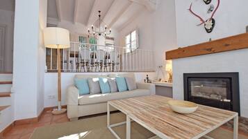 Una televisión, una chimenea