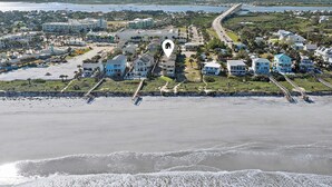 Une ville côtière dotée de propriétés en bord de mer, d’un pont et d’une marina.