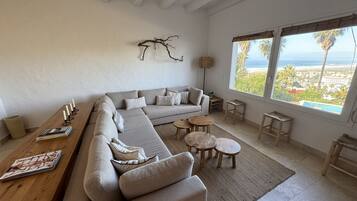 Una televisión, una chimenea