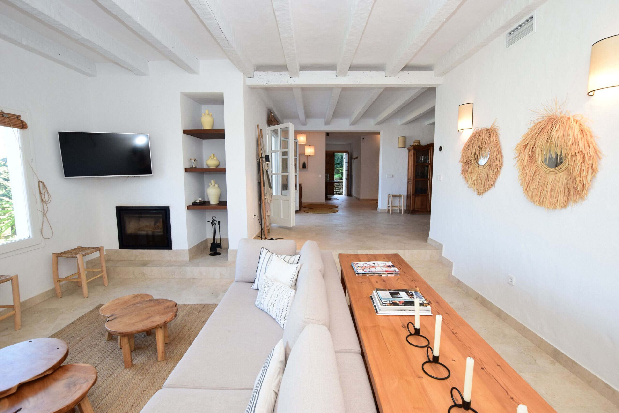 Una televisión, una chimenea