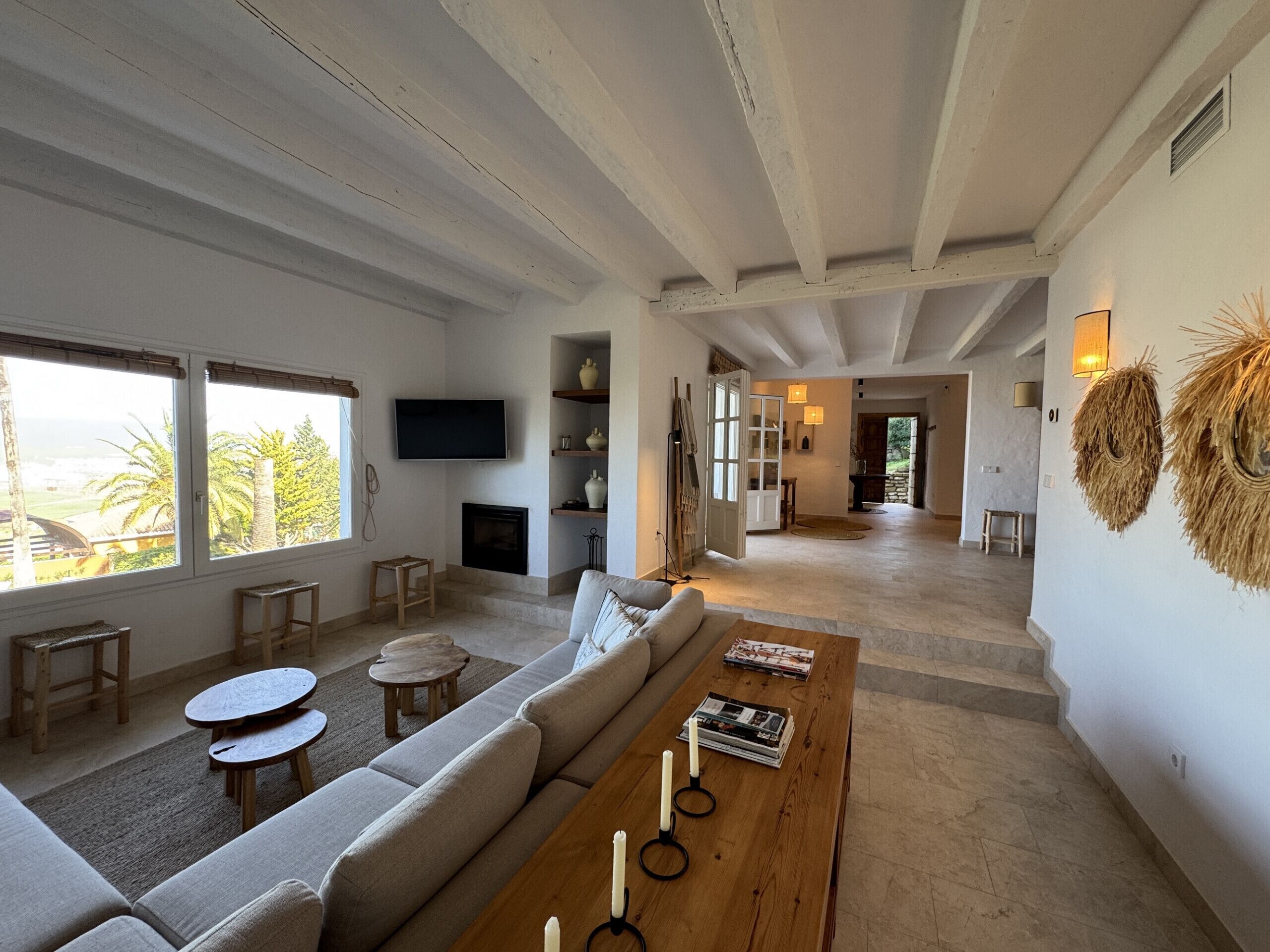 Una televisión, una chimenea