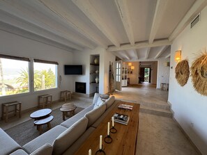 TV, fireplace