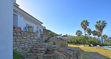 Renovierte Villa mit komfortablem Stil, großem Garten und Swimmingpool für 10 Personen.