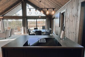 Cabane, 4 chambres, patio, vue montagne | Salle à manger