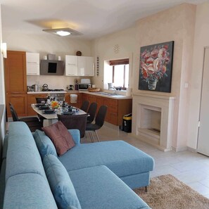 Fernseher, Kamin, DVD-Player