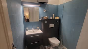 Een haardroger, handdoeken, zeep, toiletpapier