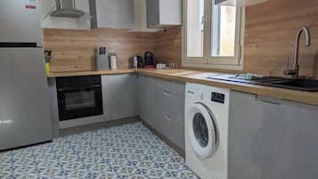 Een koelkast, een microgolfoven, een oven, een kookplaat