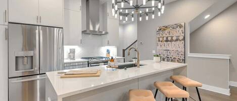 Køleskab, mikrobølgeovn, ovn, kogeplade