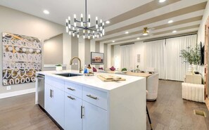 Interior - Spacious 4 Bedroom Home w/14 Beds - Skyline Views! (Nashville)