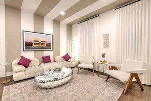 TV, offices - Spacious 4 Bedroom Home w/14 Beds - Skyline Views! (Nashville)