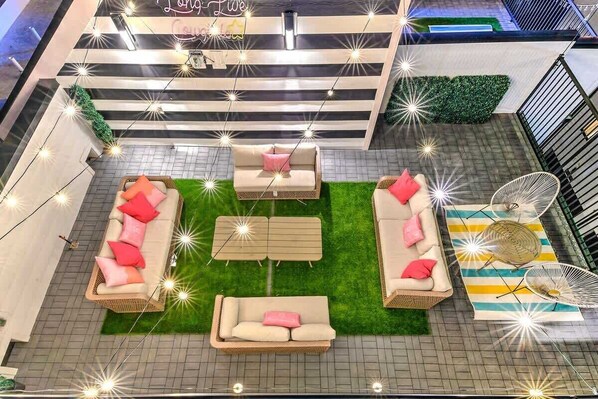 Outdoor dining - Spacious 4 Bedroom Home w/14 Beds - Skyline Views! (Nashville)