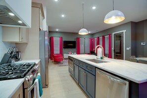 冷蔵庫、電子レンジ、オーブン、コンロ