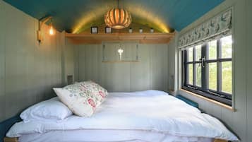 1 bedroom, bed sheets