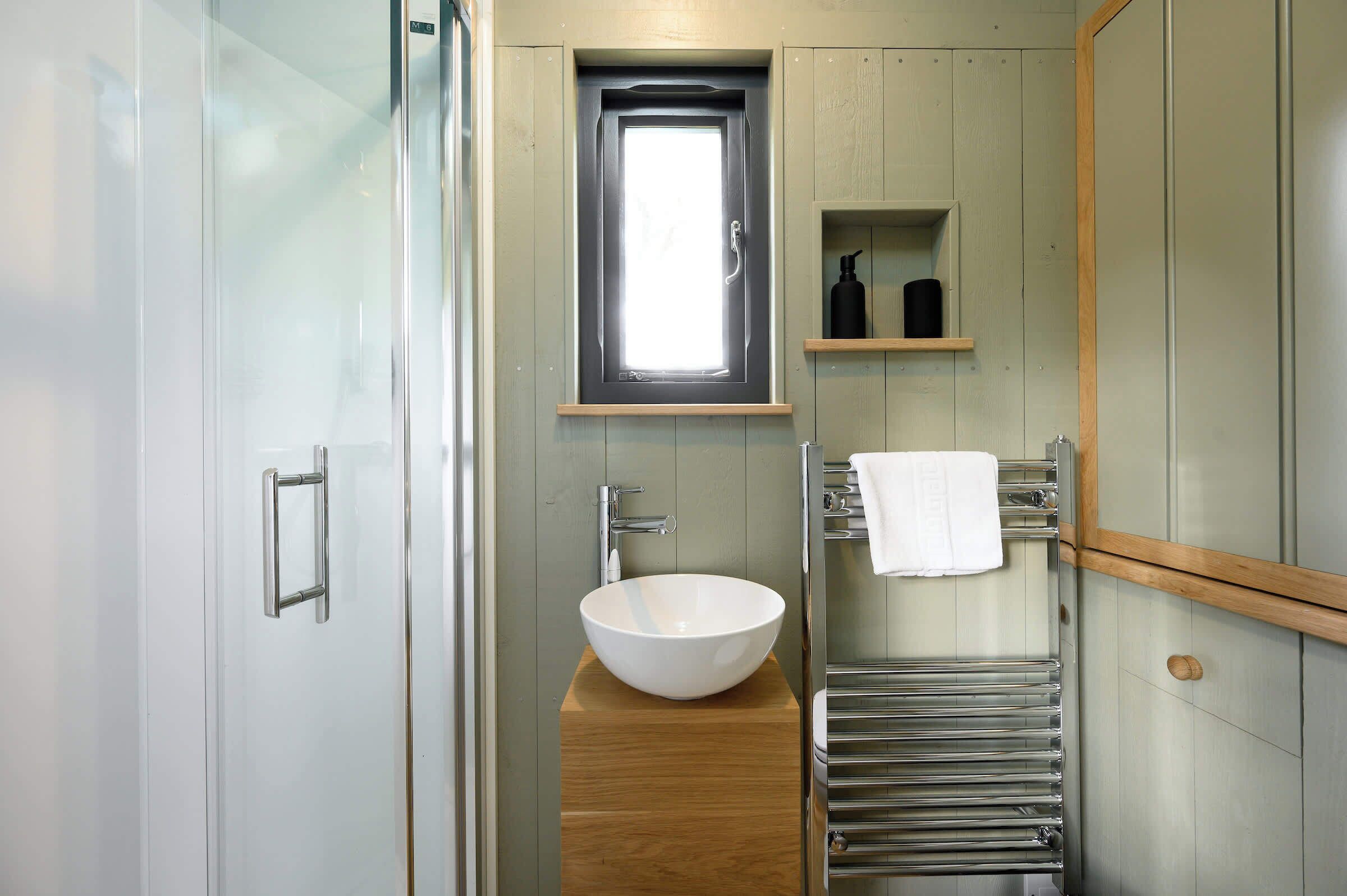 Ducha, secador de pelo y toallas