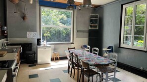 Een koelkast, een magnetron, een oven, een kookplaat